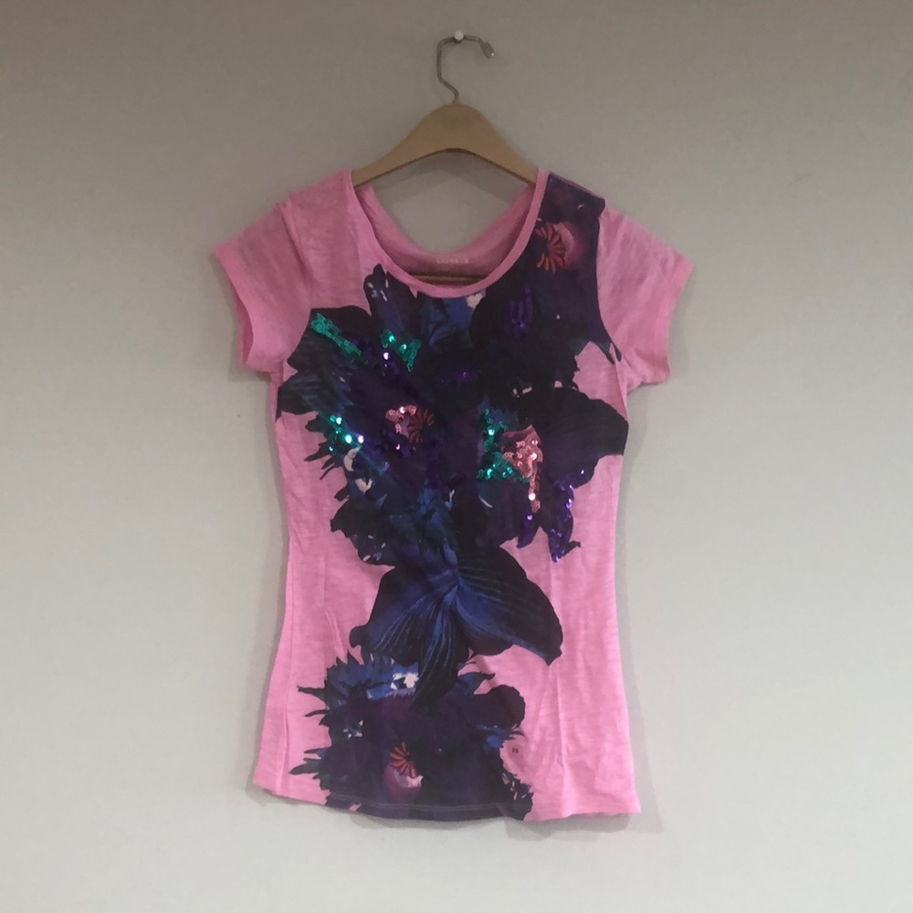 Pink T-shirt with flower design